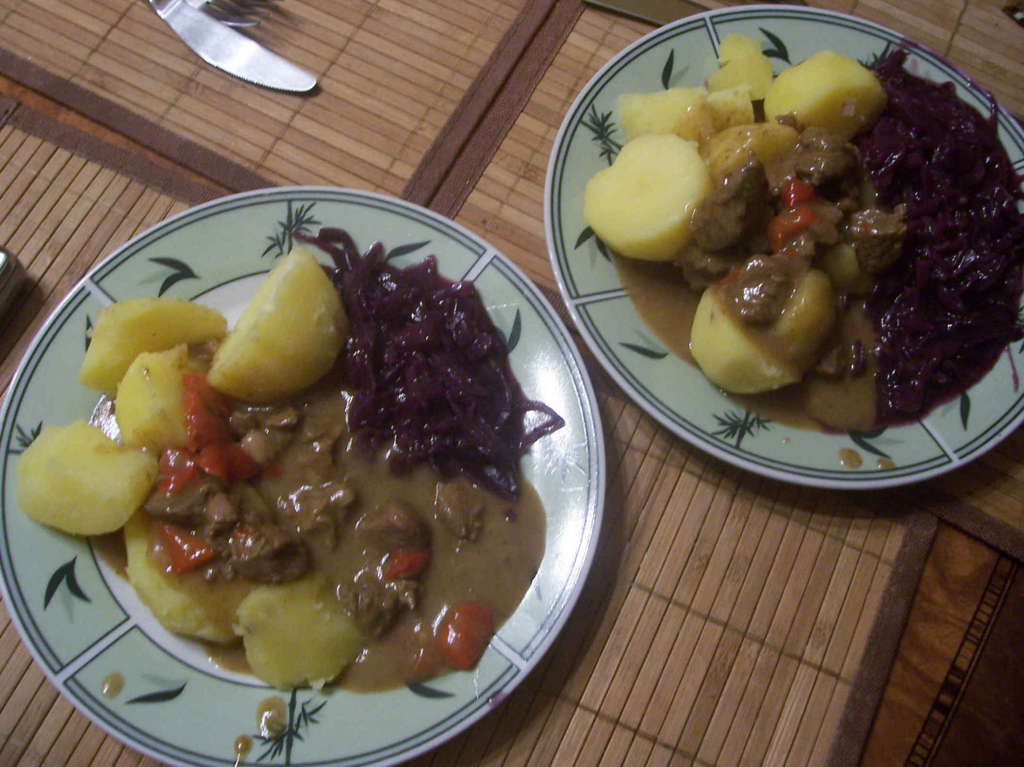 Gulasch mit Rotkohl und Kartoffeln - Halal Kochen